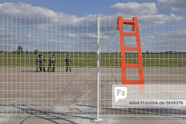 Symbolische Aktion der Kampagne Tempelhof für alle am 60ten Jahrestag der Luftbrücke auf dem ehemaligen Flughafen Tempelhof  Berlin  Deutschland  Europa