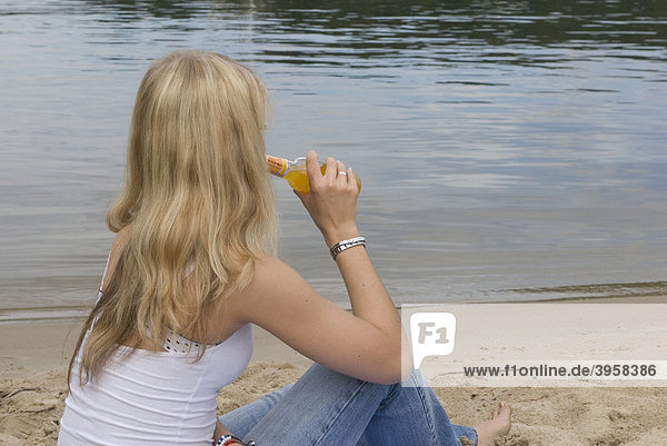 Mädchen  Teenager  Alkohol  Trinken  Freizeit  Strand