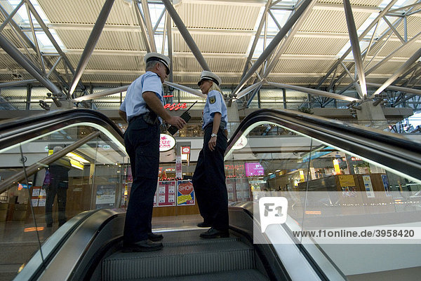 Sicherheitsbeamte  Mann  Frau  Flughafen  Airport Hamburg  Hamburg  Deutschland