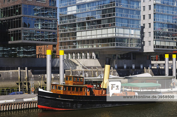 Historischer Hafenschlepper im Traditionsschiffhafen im Sandtorhafen in der Hamburger Hafencity  Hafen City  Hamburg  Deutschland  Europa