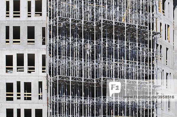 Baugerüste am Neubau eines Bürogebäudes in der Hamburger Hafencity  Hafen City  Hamburg  Deutschland  Europa