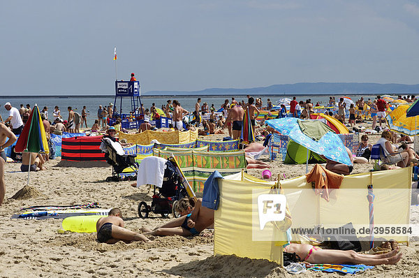 Sehr viele Menschen am Strand von Swinemünde  Swinoujscie  Insel Usedom  Polen  Europa