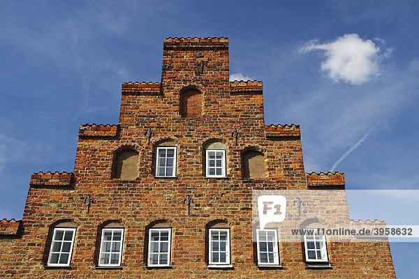 Historisches Bürgerhaus mit typischem Stufengiebel in der Altstadt von Lübeck  Schleswig-Holstein  Deutschland  Europa