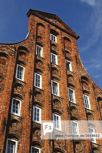 Historisches Wohnhaus mit typischem Giebel in der Altstadt von Lübeck  Schleswig-Holstein  Deutschland  Europa