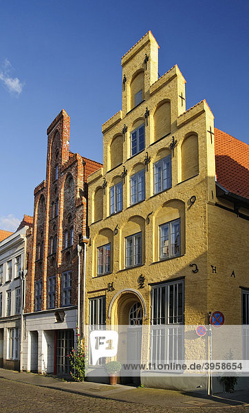 Historische Wohnhäuser mit typischem Stufengiebel in der Altstadt von Lübeck  Schleswig-Holstein  Deutschland  Europa