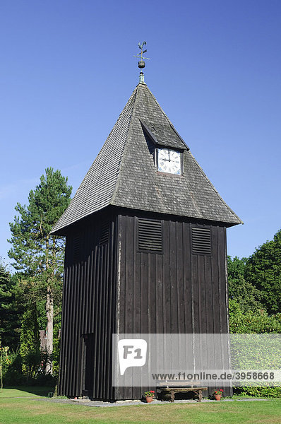Glockenturm der Kirche St. Magdalenen in Undeloh  Naturpark Lüneburger Heide  Niedersachsen  Deutschland  Europa