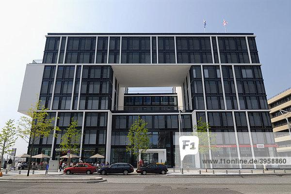 Modernes Gebäude am Kaiserkai 1 in der HafenCity von Hamburg  Deutschland  Europa