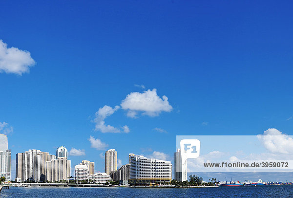 Skyline des südlichen Teils der Brickell Island Inseln in Miami  Florida  USA