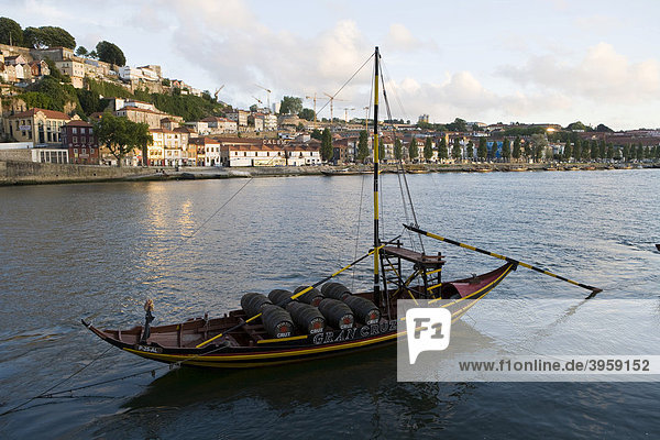 Typisches Rabelo-Boot auf dem Douro Fluss  Porto  Portugal  Europa