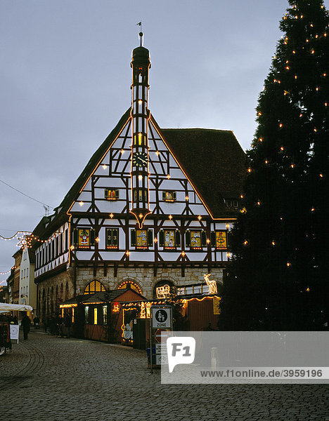 Weihnachtliches Rathaus  Forchheim  Franken  Bayern  Deutschland