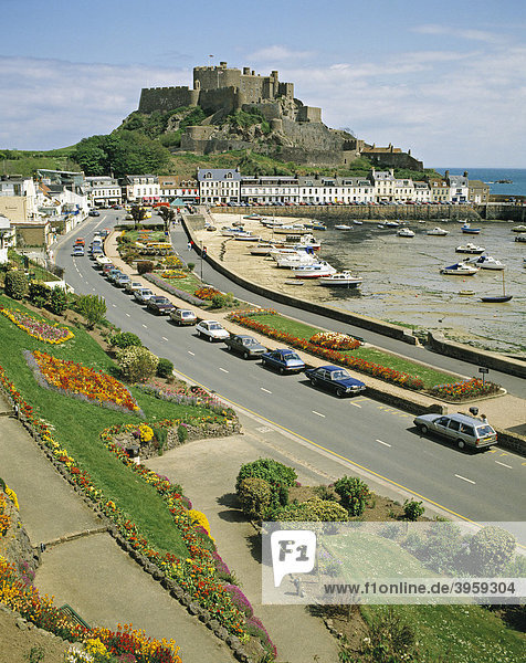 Gorey Harbour Hafen und Mount Orgueil Castle Burg Jersey Kanalinseln Vereinigtes Königreich Europa