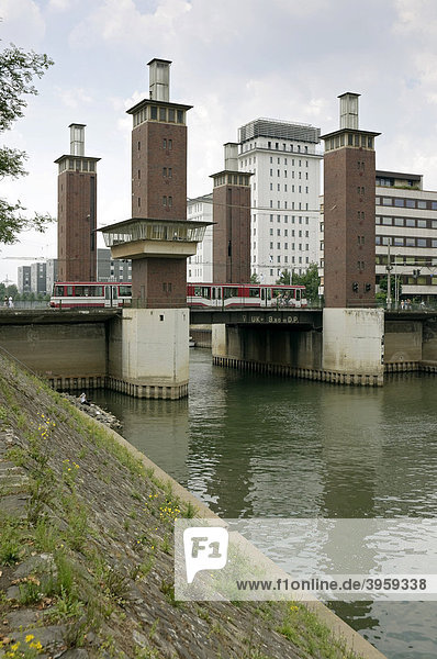 Schwanentorbrücke und Hafenkontor  Innenhafen  Duisburg  Nordrhein-Westfalen  Deutschland  Europa