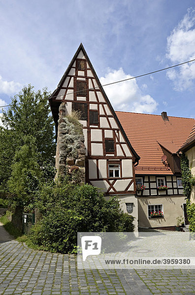 An die Stadtmauer gebautes Haus in Spalt  Franken  Bayern  Deutschland  Europa