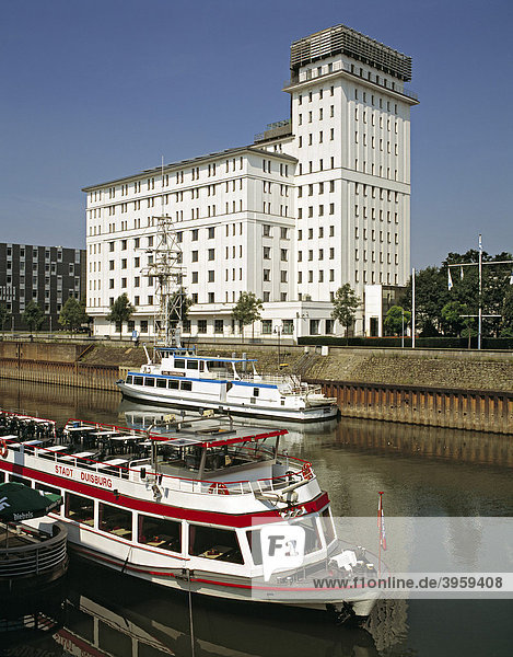 Hafenkontor mit Ausflugsschiffen  Innenhafen  Duisburg  Nordrhein-Westfalen  Deutschland  Europa