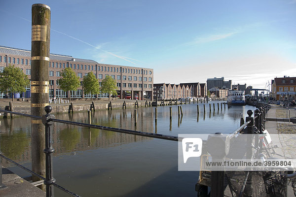 Binnenhafen mit Rathaus und Hochwasseranzeige  Husum  Schleswig-Holstein  Norddeutschland  Deutschland  Europa