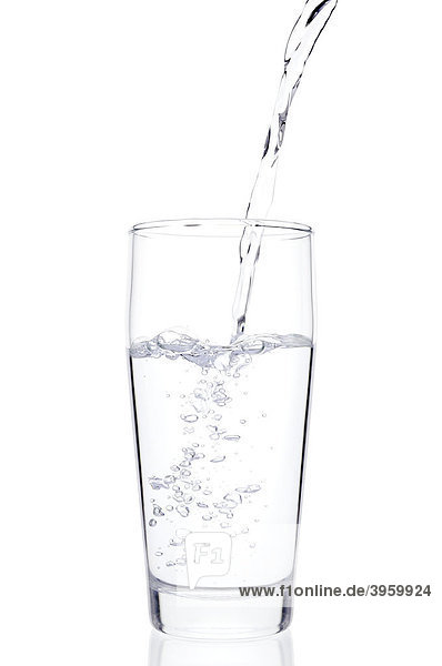 Wasser wird in ein Glas gegossen