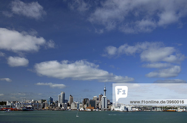 Blauer Himmel und Wolken über der Skyline von Auckland  Neuseeland