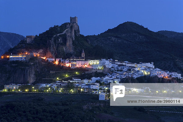 Blaue Stunde in einem Pueblo Blanco oder Weißen Dorf  Zahara de la Sierra  Andalusien  Spanien  Europa