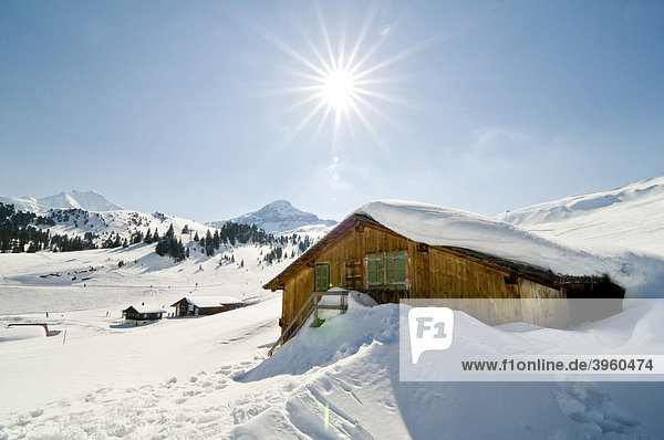 Hütte im Winter mit Sonne  Grindelwald  Kanton Bern  Schweiz  Europa
