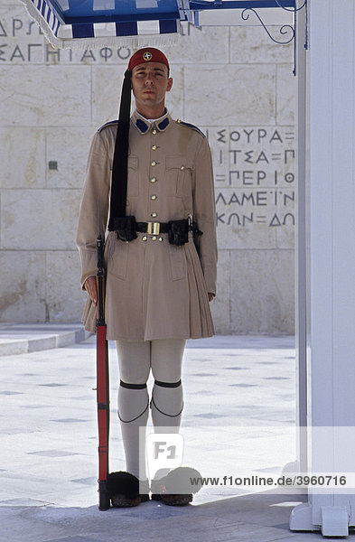 Evzoni  guard at the tomb of the unknown soldier in front of parliament at Syntagma Square  Athens  Greece  Europe