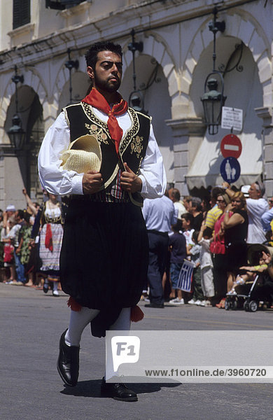 Mann in traditioneller Tracht bei einer Feier anlässlich des Anschlusses der Ionischen Inseln an Griechenland  Korfu Stadt  Insel Korfu  Griechenland  Europa