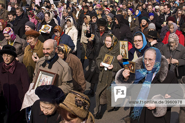 Orthodox believers participating in the religious procession  St. Petersburg  Russia