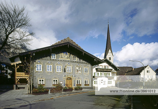 Hotel Zum Husaren mit Biedermeierbemalung  erbaut 1611  vor der alten Pfarrkirche St. Martin  Garmisch-Partenkirchen  Oberbayern  Bayern  Deutschland