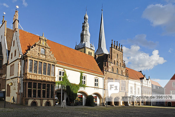 Rathaus vor der Pfarrkirche St. Nicolai  Lemgo  Nordrhein-Westfalen  Deutschland  Europe