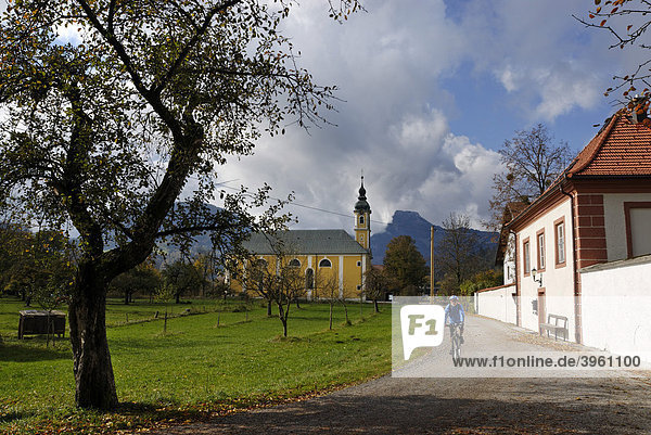 Kloster Reisach mit Schloss Urfahrn bei Oberaudorf  Niederaudorf  im Inntal  Oberbayern  Deutschland  Europa