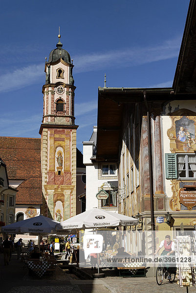 Marktstraße vor der Pfarrkirche St. Peter und Paul  Mittenwald  Oberbayern  Bayern  Deutschland  Europa