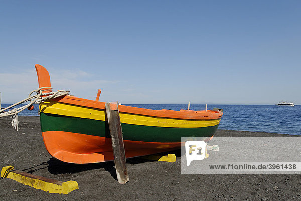 Fischerboot am Strand  Stromboli  Liparische Inseln  Sizilien  Italien  Europa