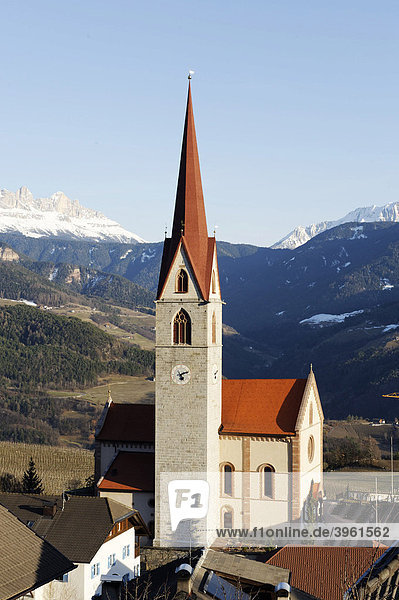 Pfarrkirche St. Lucia von Unterinn vor Rosengarten und Latemar  Ritten  Südtirol  Italien  Europa