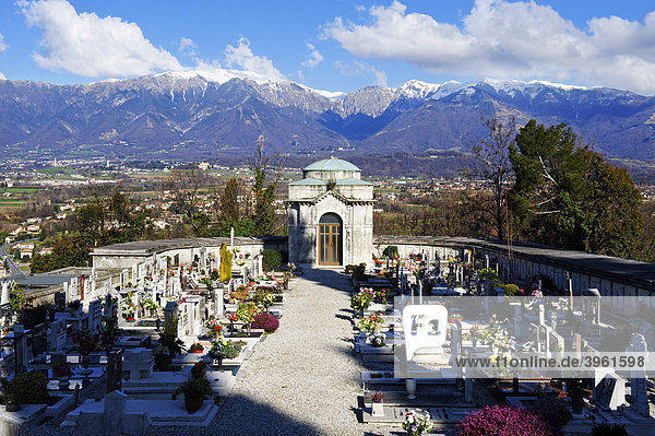 Friedhof Asolo vor den Vicentiner Alpen  Venetien  Italien  Europa