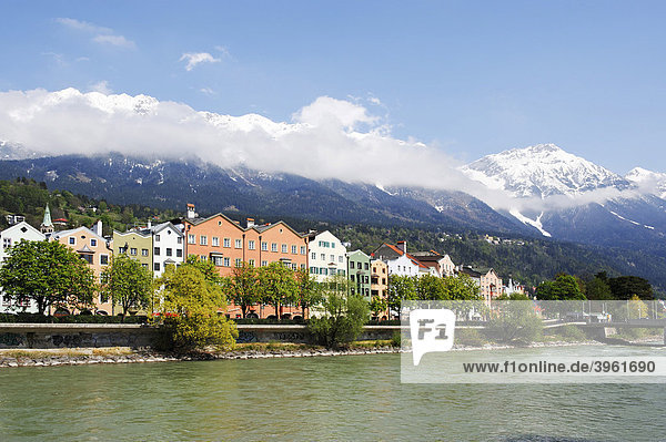Stadtteil Mariahilf unter der Nordkette des Karwendelgebirges über dem Inn  Innsbruck  Tirol  Österreich  Europa