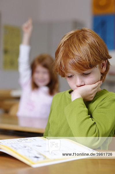Kinder In Der Grundschule Klassenzimmer Junge Nachdenklich Traurig Frustiert Jungen Sind Bildungsverlierer Versager Chancengleichheit