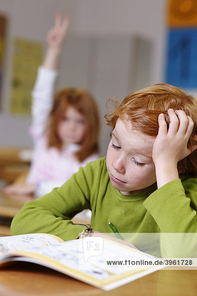 Kinder in der Grundschule  Klassenzimmer Junge  nachdenklich  traurig  frustiert  Jungen sind Bildungsverlierer  Versager  Chancengleichheit