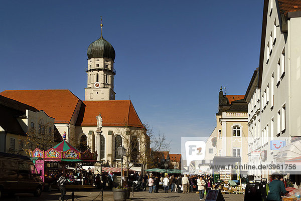 Marktplatz mit der Pfarrkirche Mariä Himmelfahrt  Schongau  Pfaffenwinkel  Oberbayern  Bayern  Deutschland  Europa