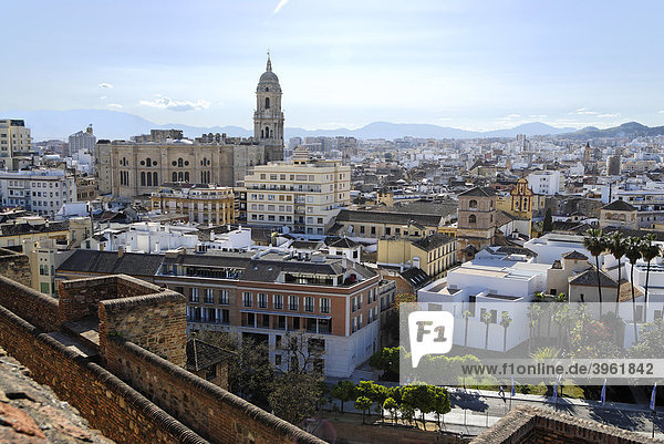 Von der Burg Alcazaba auf die Altstadt mit der Kathedrale  Malaga  Andalusien  Spanien  Europa