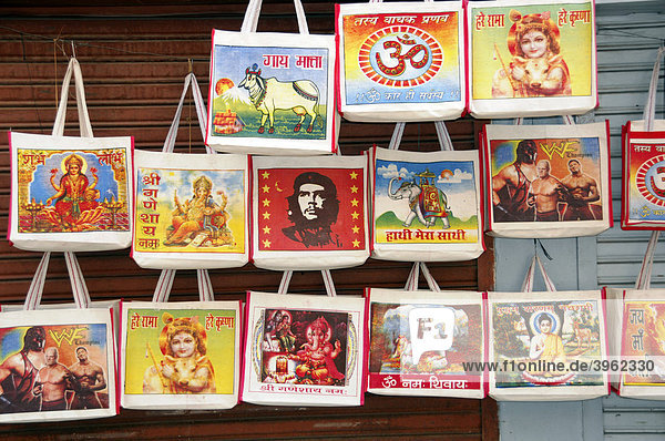 Taschen Verkauf  Altstadt Udaipur  Udaipur  Rajasthan  Nordindien  Asien