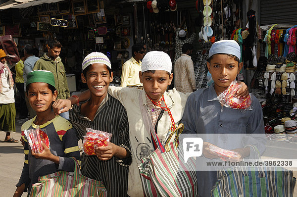 Indian boys in the historic centre of Ajmer  Rajasthan  North India  Asia