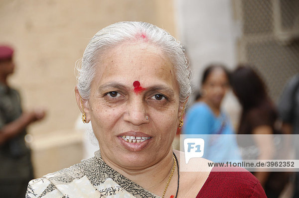 Indische Frau  Besucherin des Mehrangarh Fort  Jodhpur  Rajasthan  Nordindien  Asien