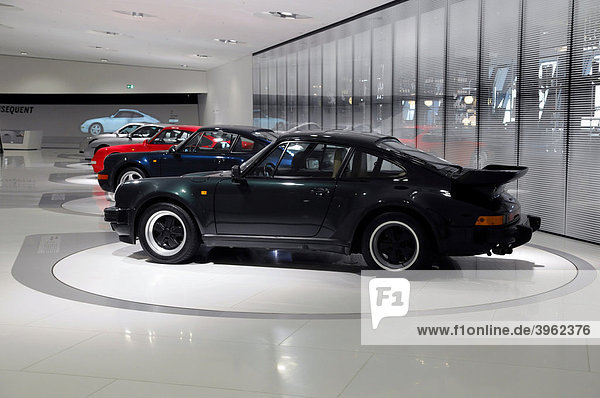 Im Vordergrund  Porsche 911 Turbo 3.0 Coupe  Neues Porsche Museum  Stuttgart  Baden-Württemberg  Deutschland  Europa