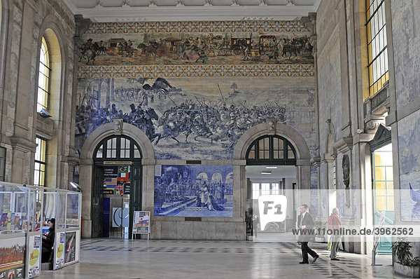 Entrance hall  Estacao de Sao Bento train station  Porto  North Portugal  Europe