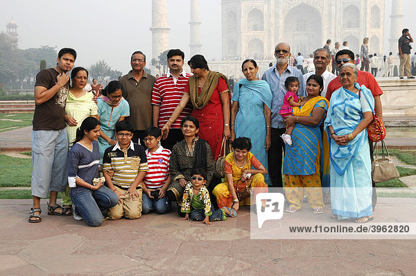 Familienausflug  Familienfoto beim Taj Mahal  Agra  Rajasthan  Nordindien  Asien