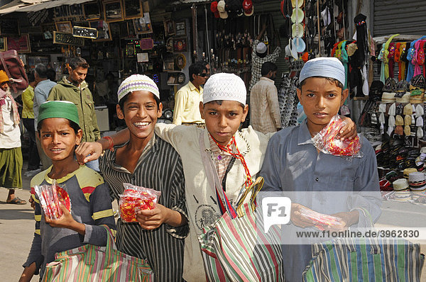 Indian boys in the bazaar of Ajmer  Rajasthan  northern India  Asia