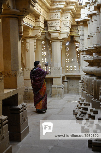 Inderin in einem Jain Tempel  Lodruva  Rajasthan  Nordindien  Asien