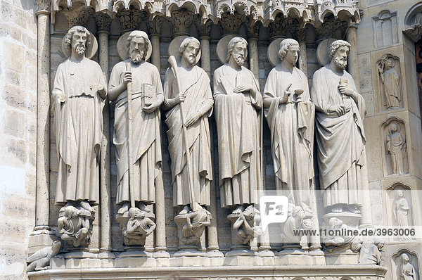 Heiligenfiguren  Detail am gotischen Eingangsportal der Kathedrale Notre Dame de Paris  Paris  Frankreich  Europa