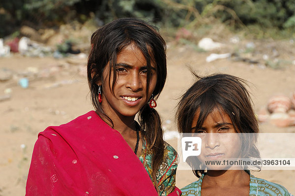 Junge Inderinnen  Pushkar Mela  Pushkar  Großer Kamel- und Viehmarkt  Rajasthan  Nordindien  Asien