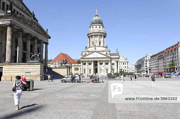Gendarmenmarkt hinten Französischer Dom Bundeshauptstadt Berlin Deutschland Europa