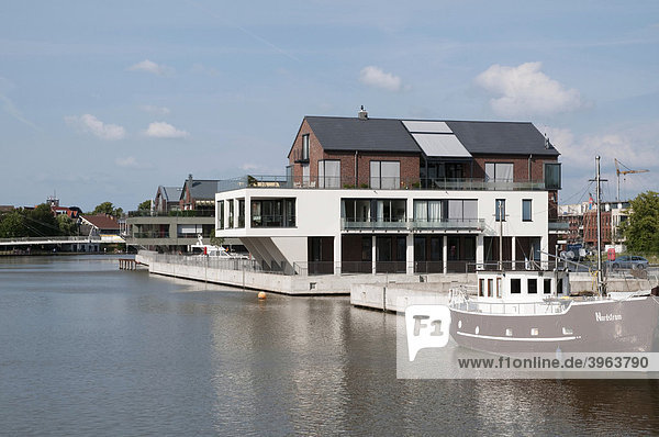 Modernes Wohnhaus am Wasser  Stadt Leer  Ostfriesland  Niedersachsen  Deutschland